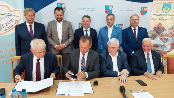 Podpisanie dokumentow w obecności marszałka Andrzeja Bętkowskiego i członka Zarządu Marka Jońcy oraz radnych Marka Strzały i Pawła Krakowiaka