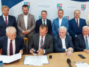 Podpisanie dokumentow w obecności marszałka Andrzeja Bętkowskiego i członka Zarządu Marka Jońcy oraz radnych Marka Strzały i Pawła Krakowiaka