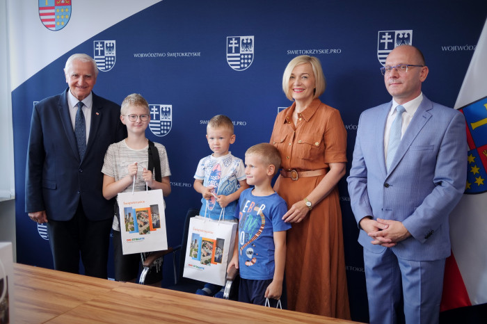 Rozdanie upominków w ramach akcji Zwiedzaj Świętokrzyskie z Podróżnikiem Europejskim