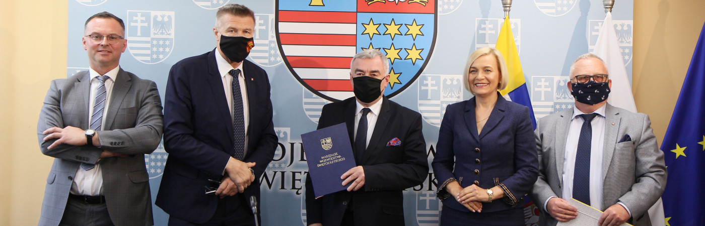 Podpisanie umowy na dodatkowe pieniądze - „antycovidowe” działania świętokrzyskich powiatów