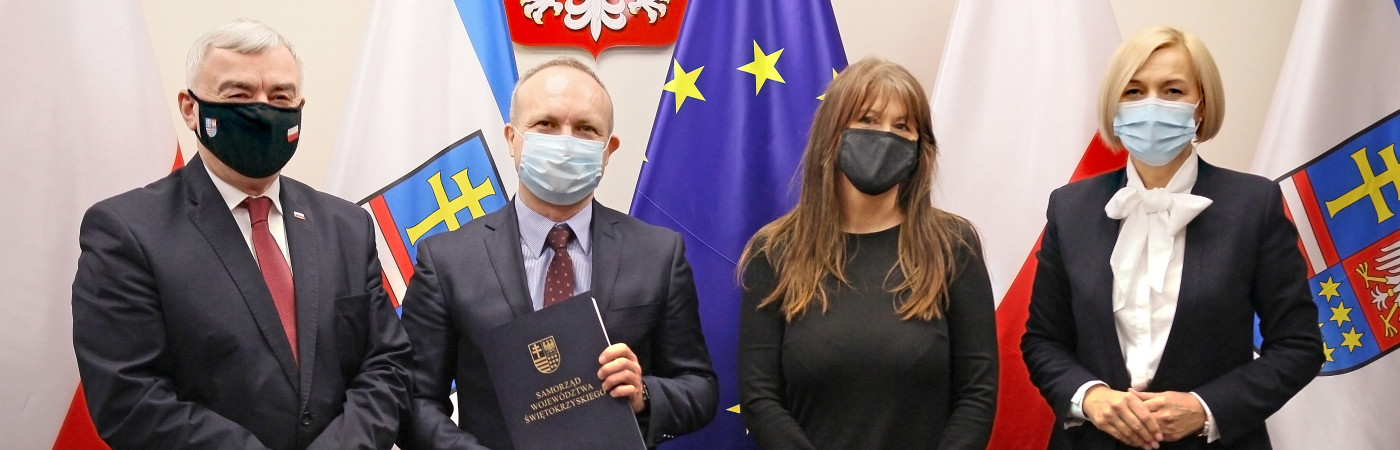 Marszałek Andrzej Bętkowski i Wicemarszałek Renata Janik podpisali umowy na dofinansowanie dwóch projektów RPOWŚ 2014 – 2020 dotyczących szkolnictwa zawodowego.