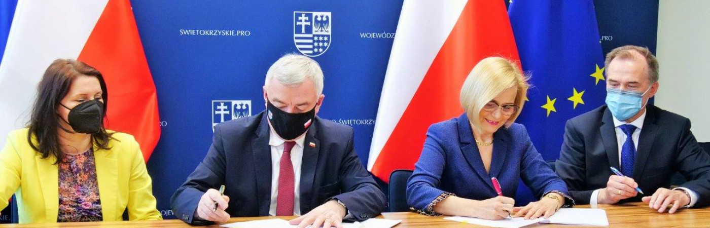 Marszałek Andrzej Bętkowski i Wicemarszałek Renata Janik podpisali umowy na dofinansowanie projektów RPOWŚ 2014 – 2020 dotyczących „cyfrowych” zajęć w szkołach ogólnokształcących
