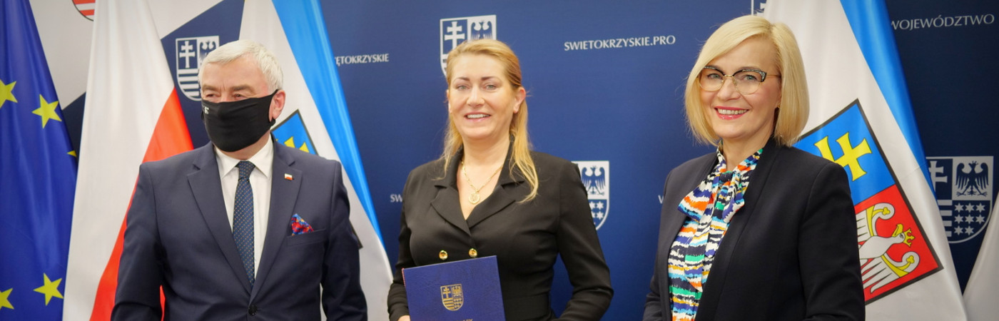 Marszałek Andrzej Bętkowski i Wicemarszałek Renata Janik podpisali umowy na dofinansowanie projektów RPOWŚ 2014 – 2020 dotyczących zajęć w szkołach podstawowych