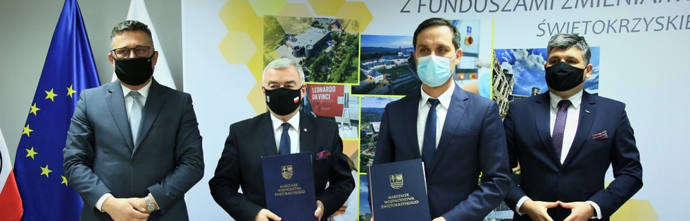 Przedstawiciele Zarządu Województwa Świętokrzyskiego i PKP podczas podpisanai aneksu 