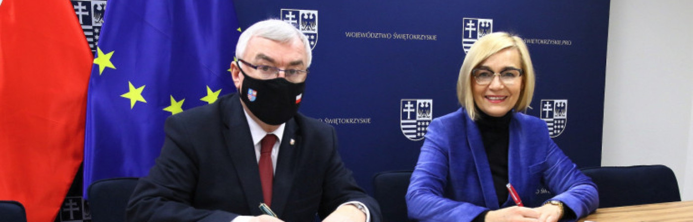 Marszałek Andrzej Bętkowski i wicemarszałek Renata Janik podpisują umowę