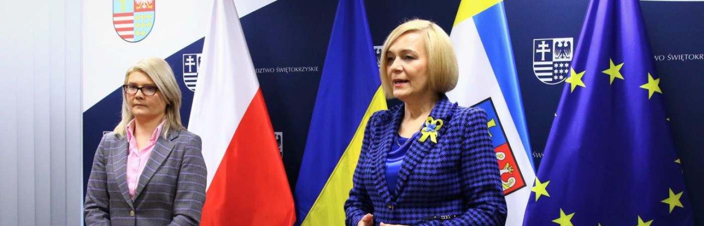 Podpisanie umów (od lewej) Dyr. Katarzyna Kubicka oraz Wicemarszałek Renata Janik