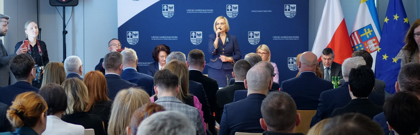 Spotkanie z przedstawicielami świętokrzyskich samorządów w sprawie pomocy dla uchodźców z Ukrainy.  
