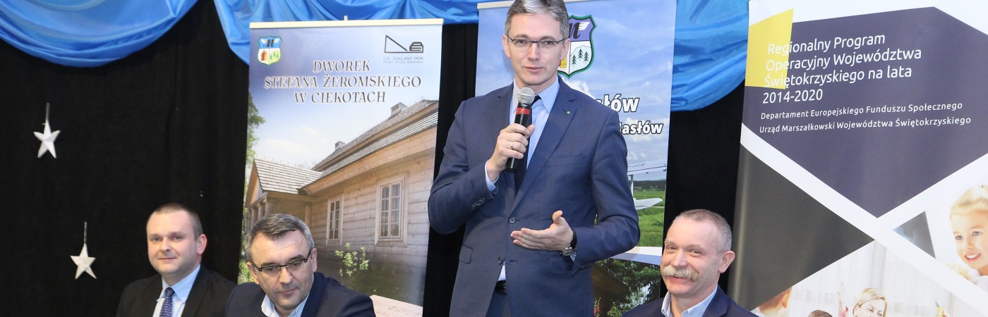 Uczestnicy uroczystego podpisania umów z beneficjentami