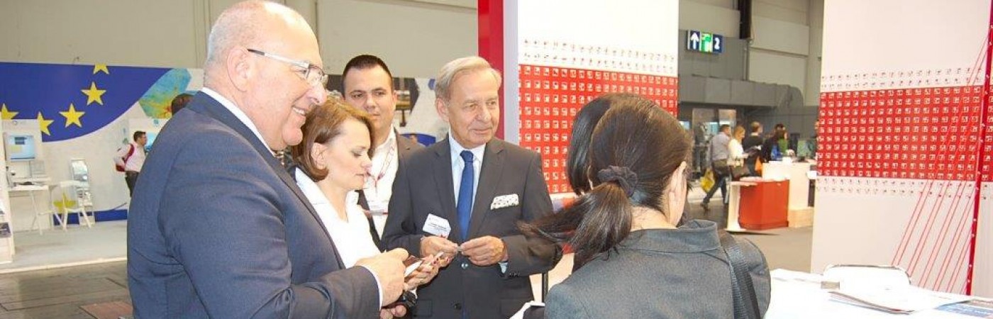 Wiceministrowie Rozwoju – Jadwiga Emilewicz i Tadeusz Kościński oraz z-ca dyr. Departamentu Polityki Regionalnej UMWŚ - Zdzisław Kobierski na Targach Hannover Messe 2017