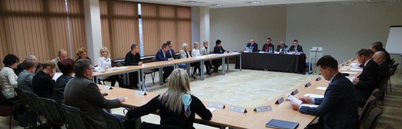 Uczestnicy III Posiedzenia Komitetu Sterującego Zintegrowane Inwestycje Terytorialne Kieleckiego Obszaru Funkcjonalnego