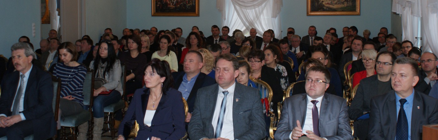 Uczestnicy spotkania informacyjnego na temat programów rewitalizacji gmin