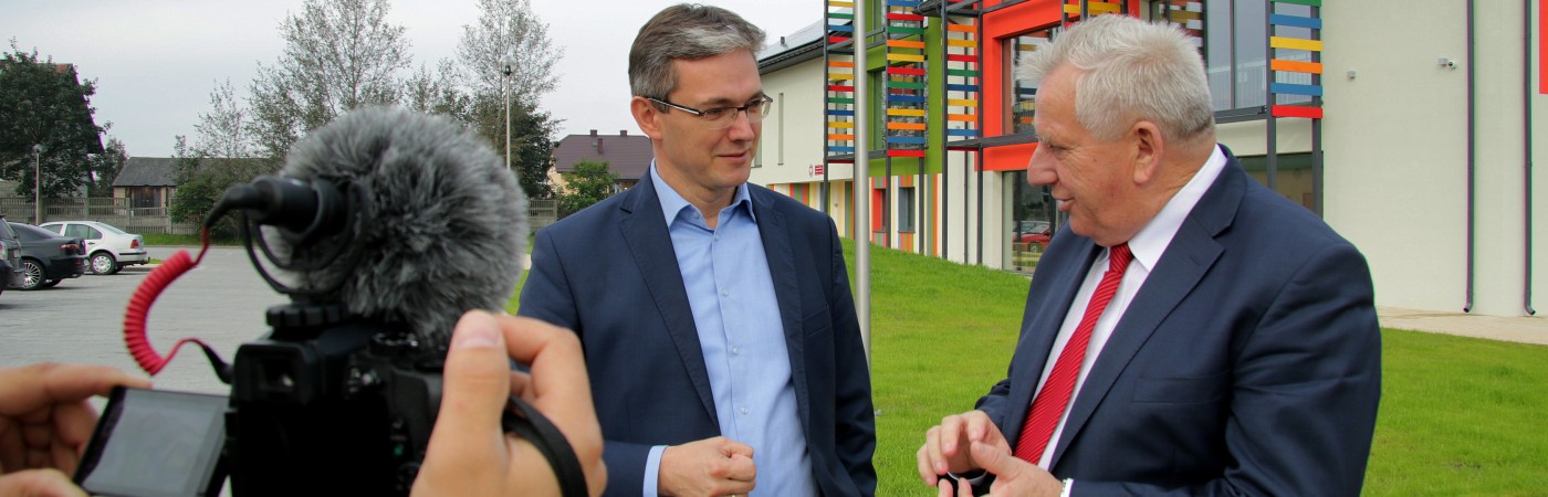Adam Jarubas - Marszałek Województwa Świętokrzyskiego przy przedszkolu w Strawczynie