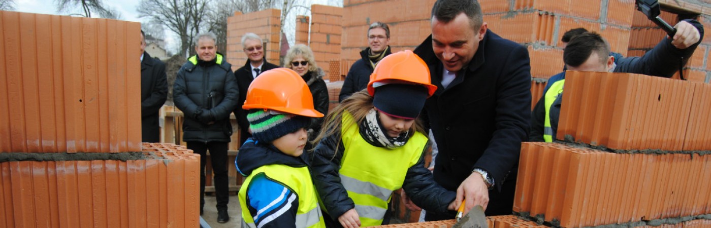 Burmistrz Włoszczowy Grzegorz Dziubek z przedszkolakami