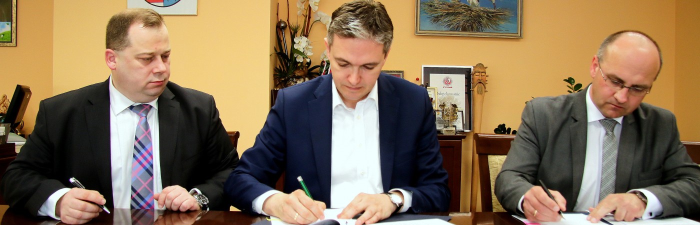 Marek Szczepanik, Adam Jarubas i Cezary Błach podpisują umowy