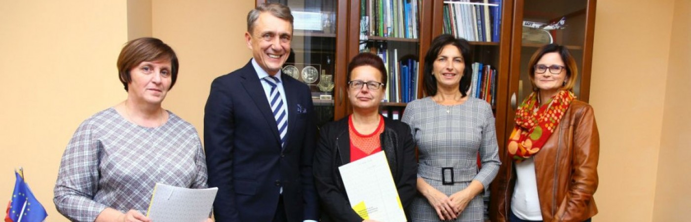 Unijne wsparcie projektów z zakresu edukacji i pomocy osobom starszym