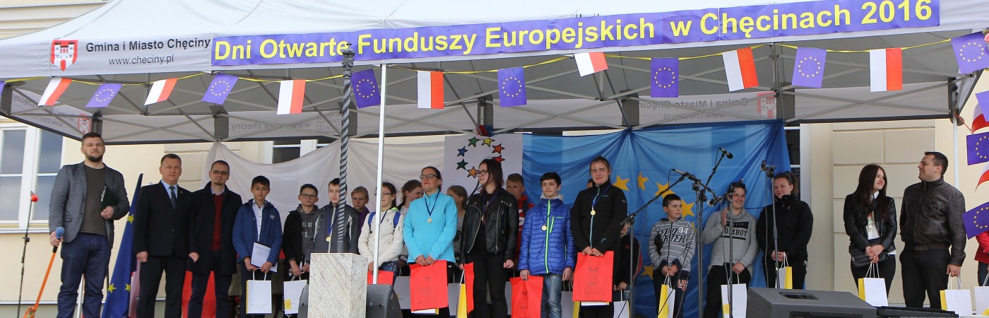 Uczestnicy gry miejskiej „Śladami Funduszy Europejskich po Chęcinach”
