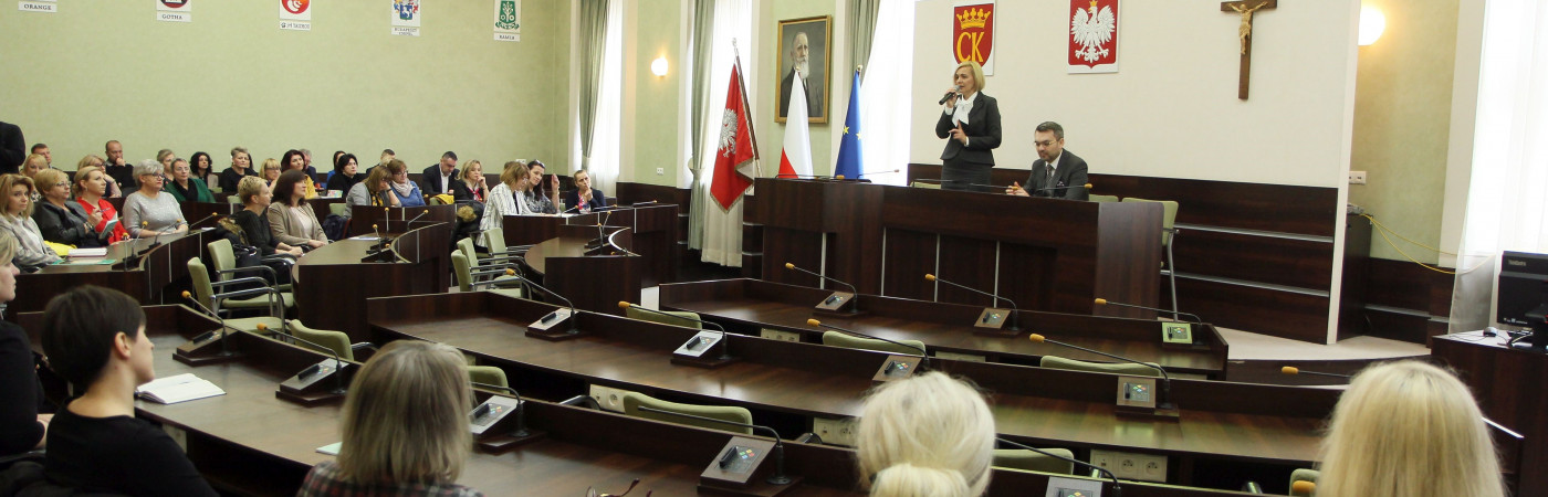 Konferencja w kieleckim Urzędzie Miasta była poświęcona konkursom RPOWŚ 2014-2020, z których mogą skorzystać miejskie szkoły, przedszkola, żłobki i inne placówki edukacyjne