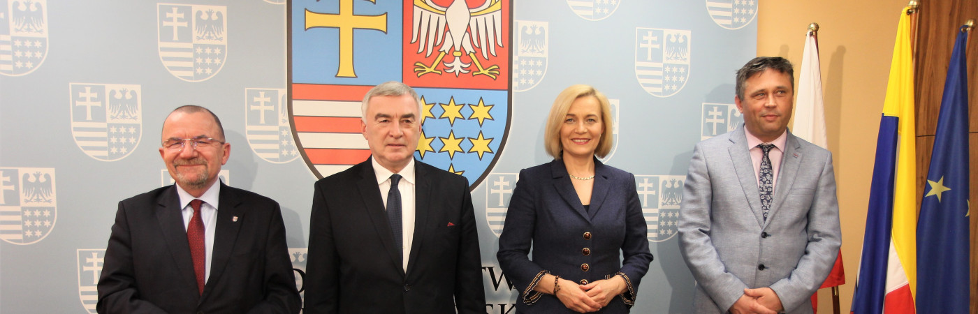 Zarząd Województwa zadecydował o dofinansowaniu ze środków Unii Europejskiej projektu własnego Województwa Świętokrzyskiego pn. „Stop wirusowi! Zapobieganie rozprzestrzeniania się COVID-19 w województwie świętokrzyskim”.