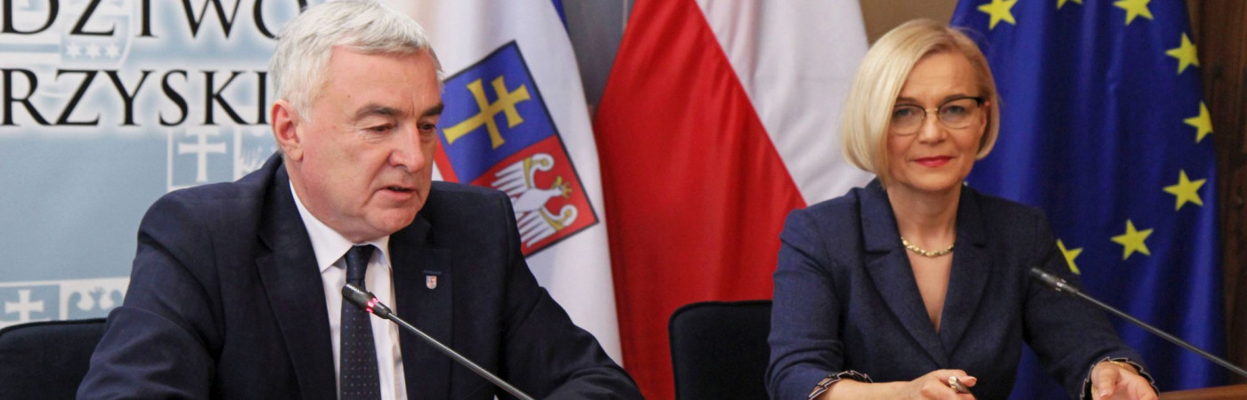 Marszałek Andrzej Bętkowski i Wicemarszałek Renata Janik podpisali dziś umowy na dofinansowanie unijnych projektów, z których skorzysta blisko 1600 mieszkańców województwa