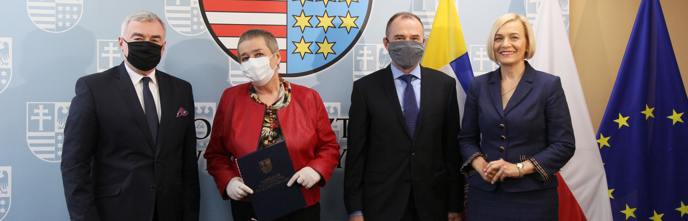 Marszałek Andrzej Bętkowski i Wicemarszałek Renata Janik podpisali dziś umowy na dofinansowanie unijnych projektów, wspierających świętokrzyskie powiaty w walce z koronawirusem.