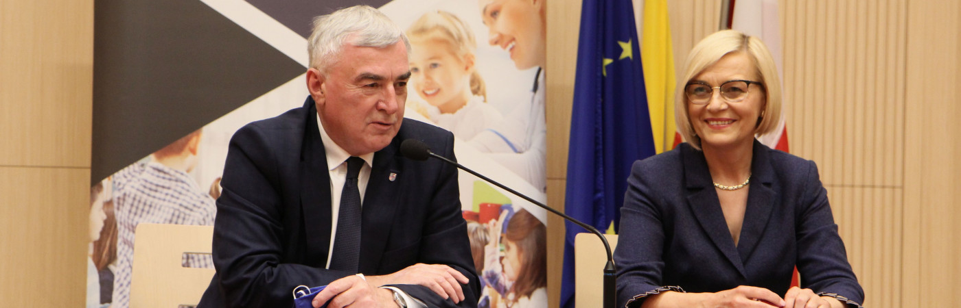 Marszałek Andrzej Bętkowski i Wicemarszałek Renata Janik podpisali umowy na  dofinansowanie 10 projektów RPO, z których skorzysta blisko 1100  mieszkańców regionu świętokrzyskiego.