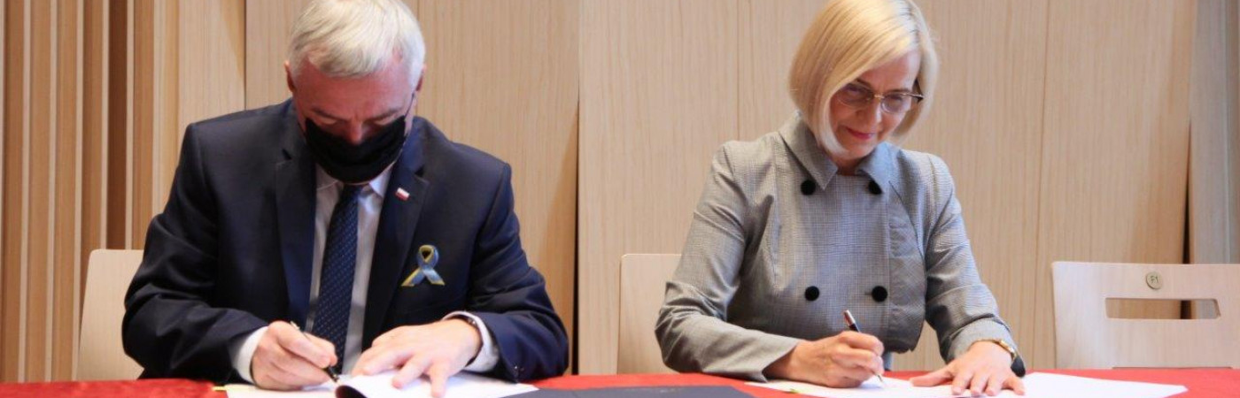 Uroczyste zawarcie umów na dofinansowanie projektów, dotyczących "cyfrowych" lekcji w świętokrzyskich szkołach.